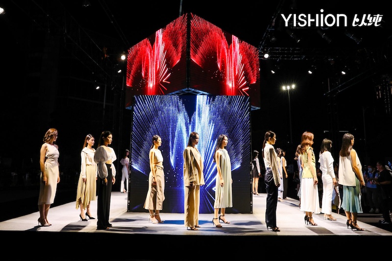 YISHION以纯时空穿行者时尚大秀